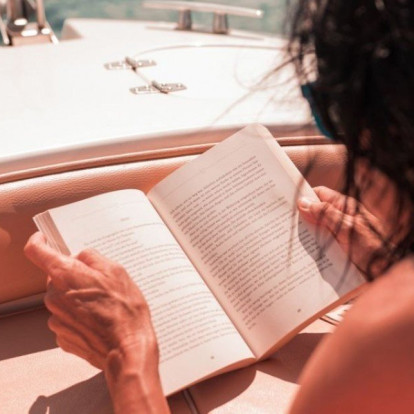 Το GLOW team μοιράζεται τα δικά του αγαπημένα βιβλία, που γίνονται η απόλυτη πηγή έμπνευσης για το καλοκαίρι