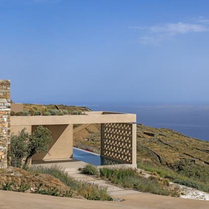 Μία κατοικία σε ένα χωριό της Τήνου με ξεχωριστή αρχιτεκτονική και αδιάκοπη θέα στο Αιγαίο 