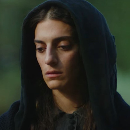 Οι συναρπαστικές σειρές που θα δούμε στην ελληνική τηλεόραση τη σεζόν 2025-2026 και ήδη έχουν κεντρίσει το ενδιαφέρον μας