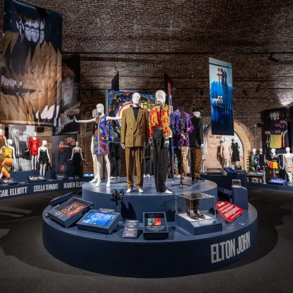 Μία ανεπανάληπτη έκθεση στο Λονδίνο αφιερωμένη στην κληρονομιά του θρύλου Gianni Versace