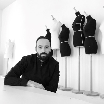 Ο ταλαντούχος Άγγελος Τσακίρης μιλάει στο GLOW με αφορμή τη νέα του συλλογή-ύμνο στην παράδοση και τα φυσικά υλικά