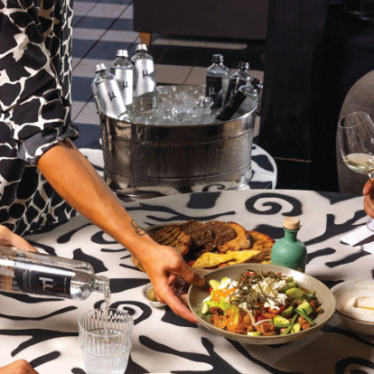 Το μ. Artisan Water προσφέρει την απόλυτη αίσθηση δροσιάς πλάι στο κύμα ανεβάζοντας την εμπειρία του καλοκαιριού σε premium επίπεδα