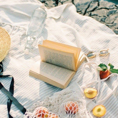 10 νέα βιβλία που δεν πρέπει να λείπουν από τη βαλίτσα των διακοπών σας