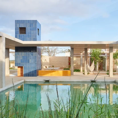 Μια εξοχική κατοικία ﻿στην Costa Brava αφιερωμένη στη χαρά της υπαίθριας ζωής