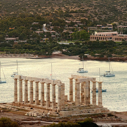 Η Αθηναϊκή Ριβιέρα είναι ένας από τους πιο ελκυστικούς προορισμούς για τους λάτρεις της πολυτέλειας παγκοσμίως