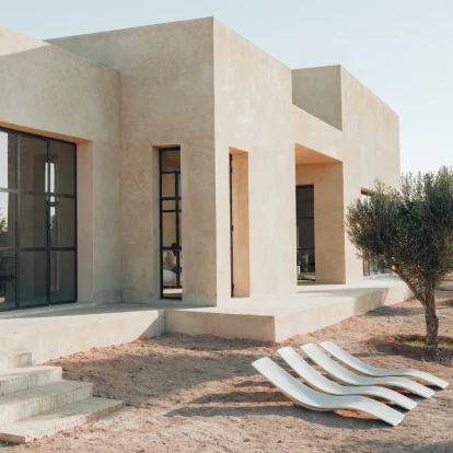 Μία σύγχρονη κατοικία με γήινη αρχιτεκτονική στην εξοχή του Μαρόκου 