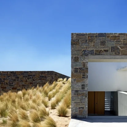 Ένα αρχιτεκτονικό καταφύγιο στο Ρέθυμνο με θέα στο απέραντο Λιβυκό Πέλαγος