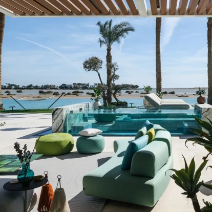 Ένα σύγχρονο παραθαλάσσιο σπίτι στην Αίγυπτο καταργεί τα όρια εξωτερικού - εσωτερικού 