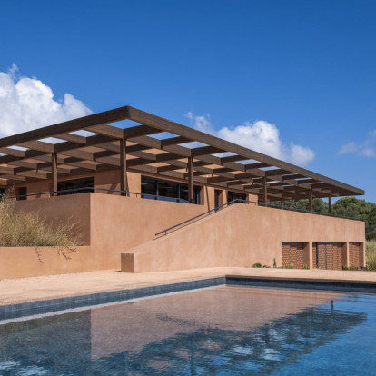 Μία κατοικία στο Μεγανήσι με γήινη σύνθεση και θέα στο Ιόνιο πέλαγος 