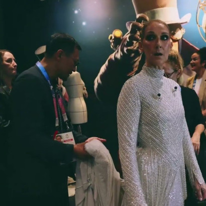 Στιγμές από την προετοιμασία της Celine Dion λίγο πριν μας χαρίσει μία μοναδική εμφάνιση στους Ολυμπιακούς Αγώνες του Παρισιού