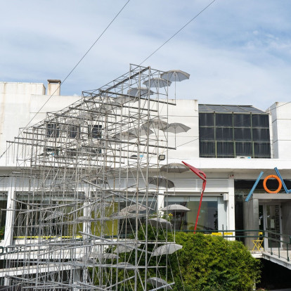 Το εμβληματικό υδροκινητικό έργο «Ομπρέλες» του Γιώργου Ζογγολόπουλου στο MOMus-Μουσείο Σύγχρονης Τέχνης περνά στη νέα εποχή του