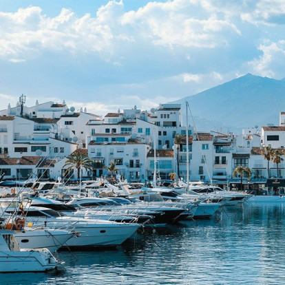 Η Ισπανική ριβιέρα ξεδιπλώνει έναν κόσμο τέχνης, αισθητικής, ελευθερίας και αιώνιου καλοκαιριού