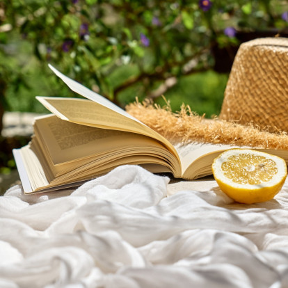 Τα καλύτερα βιβλία που θα σας υπενθυμίσουν τη μαγεία της καλοκαιρινής ανάγνωσης