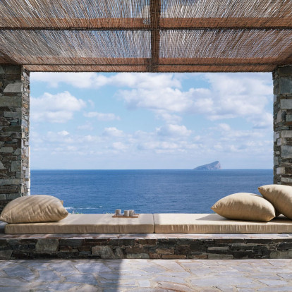 Μια κατοικία σε έναν λόφο της Κύθνου όπου κυριαρχεί η απλότητα και το φως 