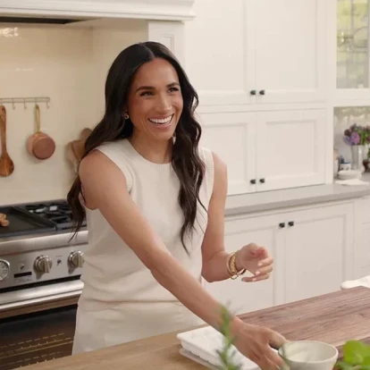 Μόλις ανακαλύψαμε το ρόφημα αποτοξίνωσης της Meghan Markle που τη βοηθά να παραμένει σε φόρμα