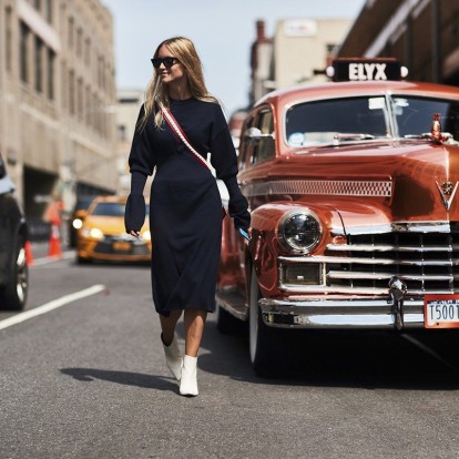 Δώστε στα μαύρα σας ρούχα ανοιξιάτικη διάθεση