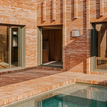 Μία κατοικία-αίθριο στη Βαρκελώνη που περιστρέφεται γύρω από την πισίνα της 