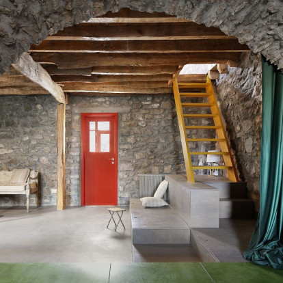 Ένα παλιό πέτρινο αγροτόσπιτο στην Πελοπόννησο ξαναγεννιέται με σύγχρονη πνοή