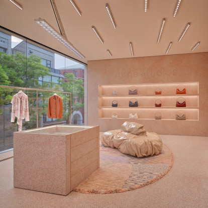 Μια inside ματιά στο νέο flagship store του οίκου Acne Studios στο Τόκιο όπου το ροζ είναι ο πρωταγωνιστής