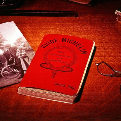 Πώς ένα μικρό ταξιδιωτικό βιβλίο του 1900 έγινε ο πιο έγκυρος κριτής εστιατορίων στον κόσμο; 