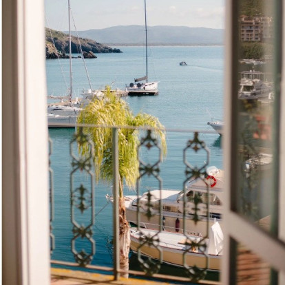 Η ζωντάνια και το στοιχείο της έκπληξης κυριαρχούν σε αυτό το καταφύγιο με την υπέροχη θεά στο Porto Ercole