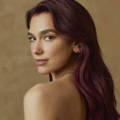 Η Dua Lipa σχολιάζει τις πιο iconic εμφανίσεις της καριέρας της 