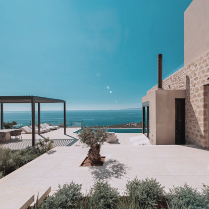 Το 'Fallen Tower House' αποτελεί μια σύγχρονη ερμηνεία της μανιάτικης αρχιτεκτονικής