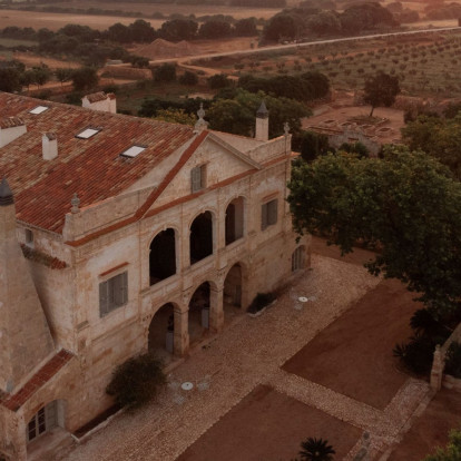 Ένα σύγχρονο ξενοδοχείο στην Ισπανία μέσα σε ένα αγροτικό τοπίο 