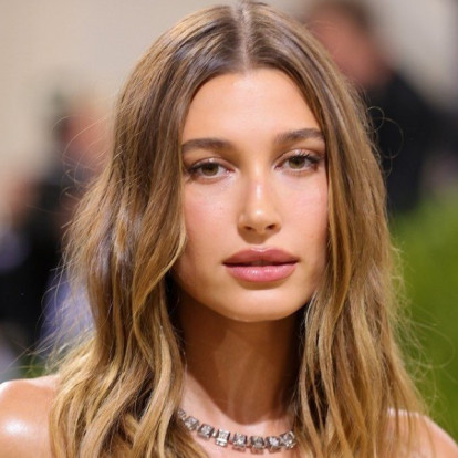 Contouring με καφέ μολύβι χειλιών; Κι όμως, η Hailey Bieber αποδεικνύει ότι γίνεται