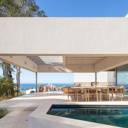 Μία κατοικία στο παρθένο τοπίο της Ισπανίας που μοιάζει να γεννήθηκε από το έδαφος 