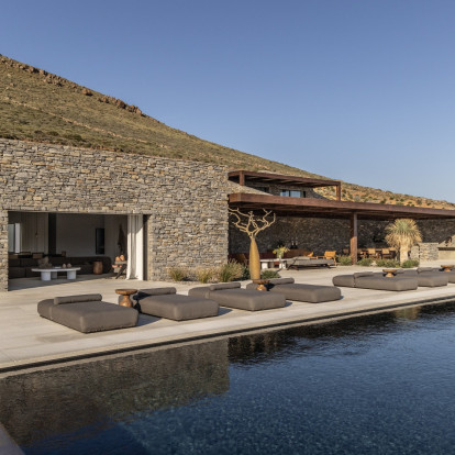 Μια πέτρινη εξοχική κατοικία στην Πάρο με καθηλωτική θέα στο Αιγαίο επιτυγχάνει τις ιδανικές ισορροπίες