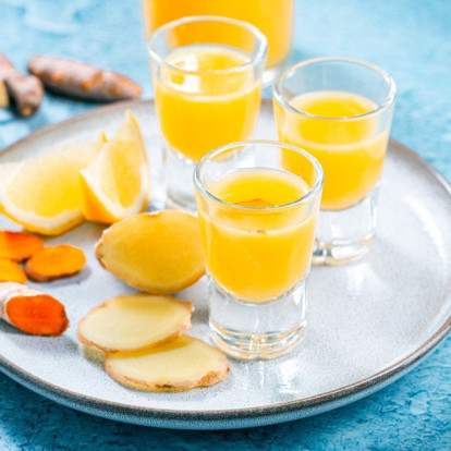 Ginger Shot: Πώς πραγματικά μπορεί να ωφελήσει την υγεία μας το viral σφηνάκι; 