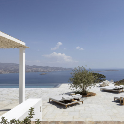 Ένα καταφύγιο στην Αντίπαρο μοιάζει να έχει ξεπηδήσει από το τοπίο γύρω του