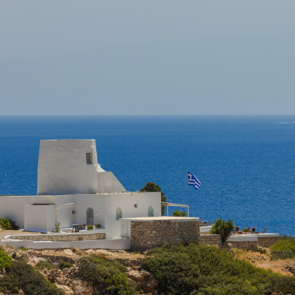 Ανακαλύψτε τα πιο κομψά guesthouses στην Κίμωλο με φόντο το απέραντο μπλε του Αιγαίου