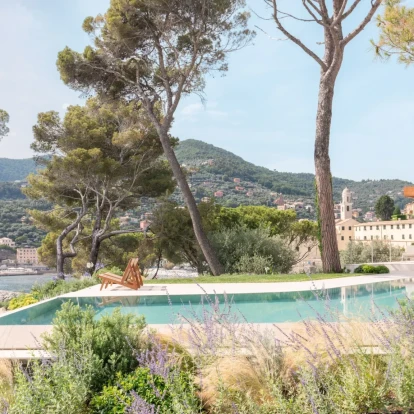 Ένα σπίτι που αγκαλιάζει τη φύση και ατενίζει το Αιγαιοπελαγίτικο γαλάζιο  