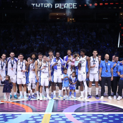 Περάσανε τα χρόνια και παρά τις αλλαγές, είναι ακόμα εκείνα τα παιδιά που αντέχουν...