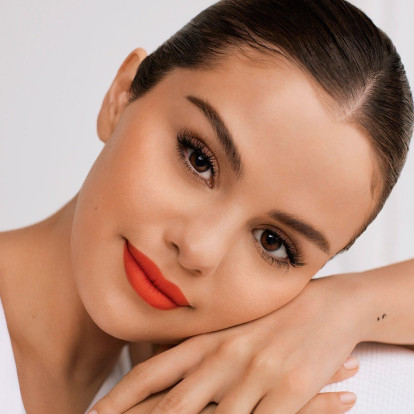 H Selena Gomez μάς παρουσιάζει το πιο εντυπωσιακό trend στα νύχια για τους επόμενους μήνες 