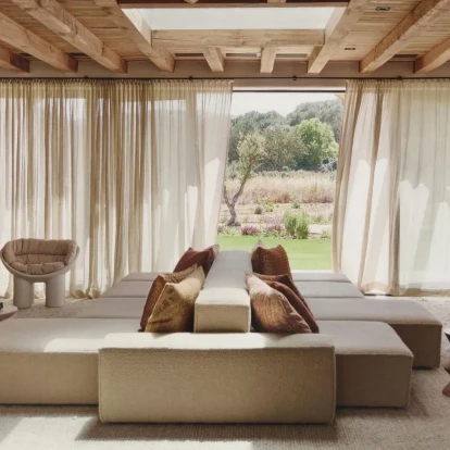 Αυτό το ηλιόλουστο καταφύγιο στην Ίμπιζα μας προκαλεί να ζήσουμε ξανά την αίσθηση ενός διαρκούς καλοκαιριού