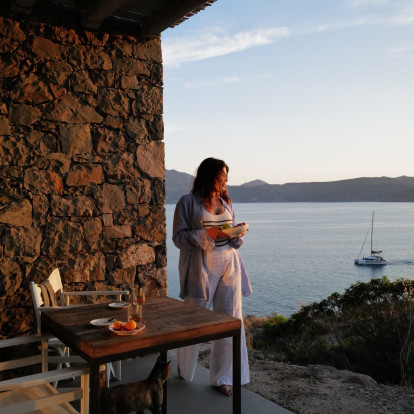 Η Μήλος μέσα από τον 10λογο της Alexandra Taylor