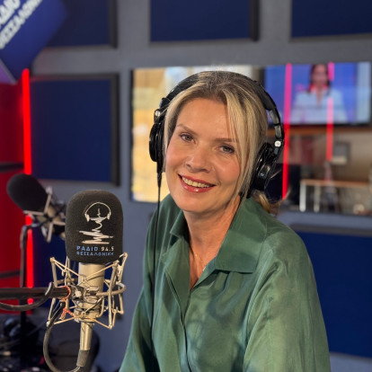 SKG Stories: Η Κλαούντια Έγγερς, η φωνή των FM που όλη η πόλη έχει συνδέσει με την ενημέρωση, μας μιλά για τον αόρατο δεσμό της με τους ακροατές