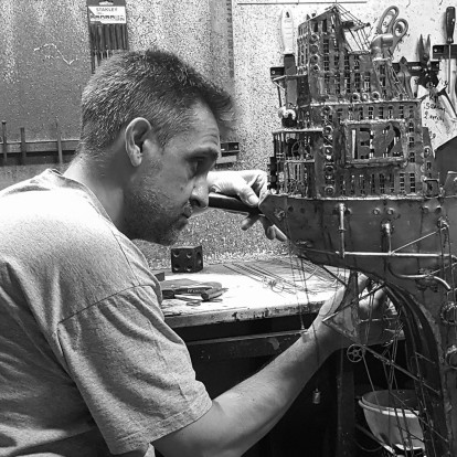 SKG Stories: Τα επιβλητικά καράβια του Παναγιώτη Πουγαρίδη «ρίχνουν άγκυρα» στις Βιτρίνες Τέχνης ΟΤΕ