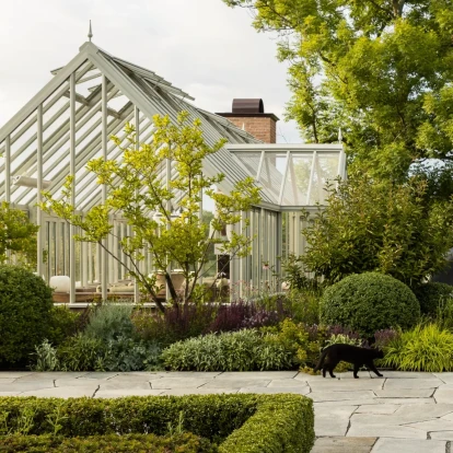 Σε ένα ειδυλλιακό κτήμα της Στοκχόλμης μία κατοικία που τιμά την αισθητική της Σκανδιναβίας και τη γήινη διακόσμηση