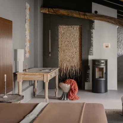 Ένα μικρό σπίτι 75 τ.μ συνδυάζει άψογα τη vintage αισθητική με το στοιχείο του Μπρουταλισμού