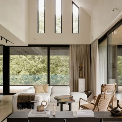 Ένα σύγχρονο ξύλινο σπίτι μέσα στο δάσος μάς προσκαλεί να ζήσουμε στους ρυθμούς του τοπίου γύρω του