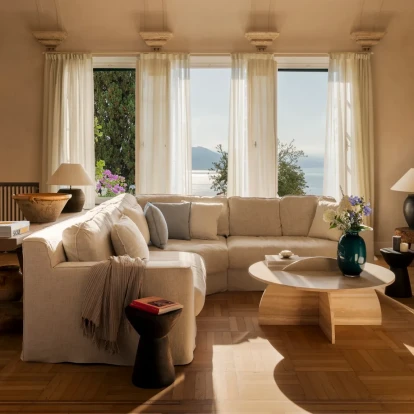 Μία κομψή κατοικία με minimal αισθητική δεσπόζει στην ακτή του Πορτοφίνο 