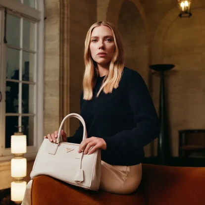 Ritual Identities: Ο Γιώργος Λάνθιμος σκηνοθετεί τη νέα καμπάνια του οίκου Prada με πρωταγωνίστρια τη Scarlett Johansson
