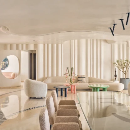 Οι καμπύλες και τα υλικά αυτού του διαμερίσματος στην Ινδία το καθιστούν αριστούργημα μινιμαλισμού