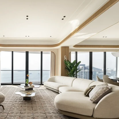 Ένα σπίτι που μοιάζει να αιωρείται πάνω από τη θάλασσα, δημιουργώντας στους ιδιοκτήτες μια διαρκή αίσθηση ταξιδιού