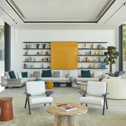 Μια σύγχρονη βίλα που πλημμυρίζεται από φως και αναδεικνύεται μέσα από έργα τέχνης