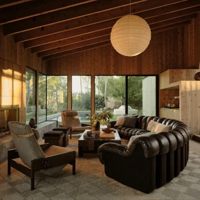 Μοντέρνα και ρουστίκ στοιχεία μεταμορφώνουν ένα ράντσο του Μαλιμπού των ’70s σε κομψή όαση